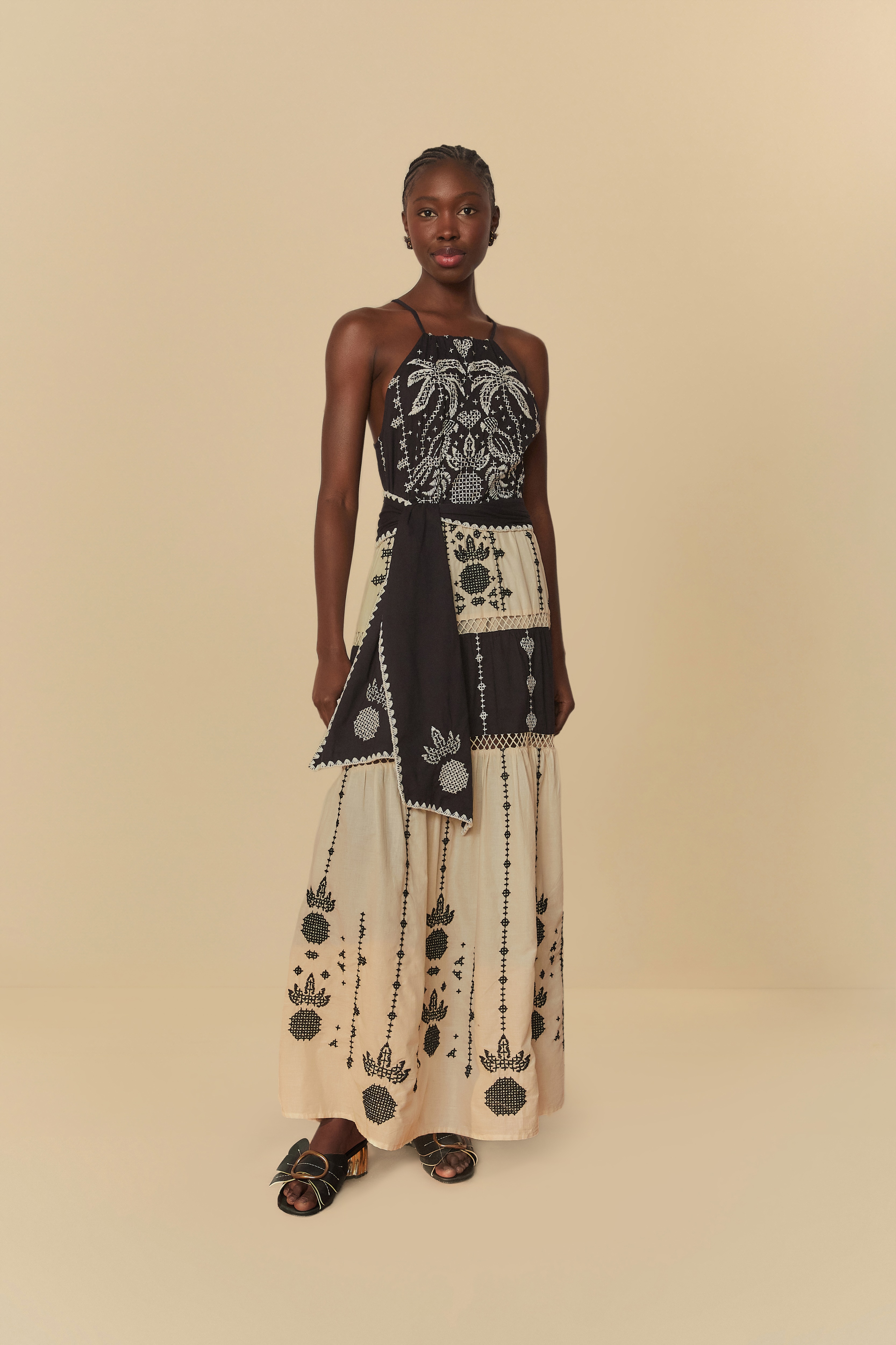 Vestido Bordado Estampado Tapete De Arara